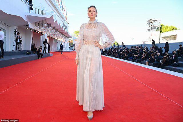 法国队带队取胜！，莎拉波娃重要时刻领先优势明显观众掌声雷动的简单介绍-J9